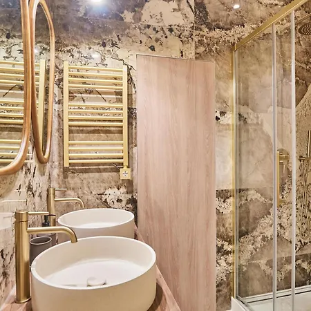 Modern 2 Bedrooms Center Of شقة